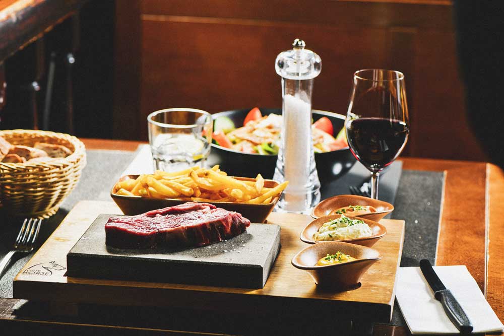 Black Horse Restaurant Pub Morges - Viande sur pierre chaud, frittes, vins